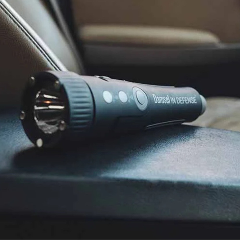 Black LED Flashlight - Picture 2 of 4